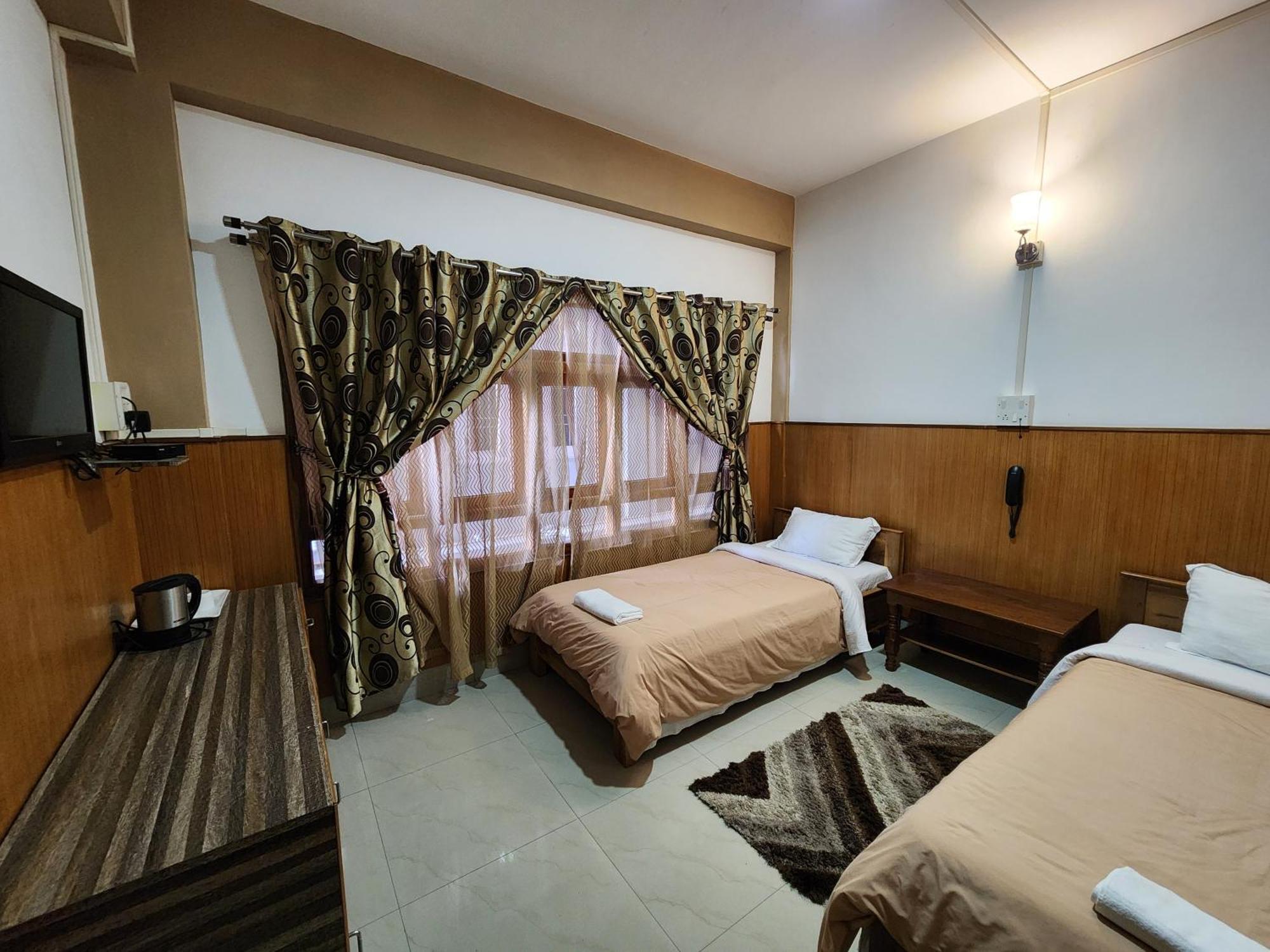 Hotel The Oak Tawang Bagian luar foto