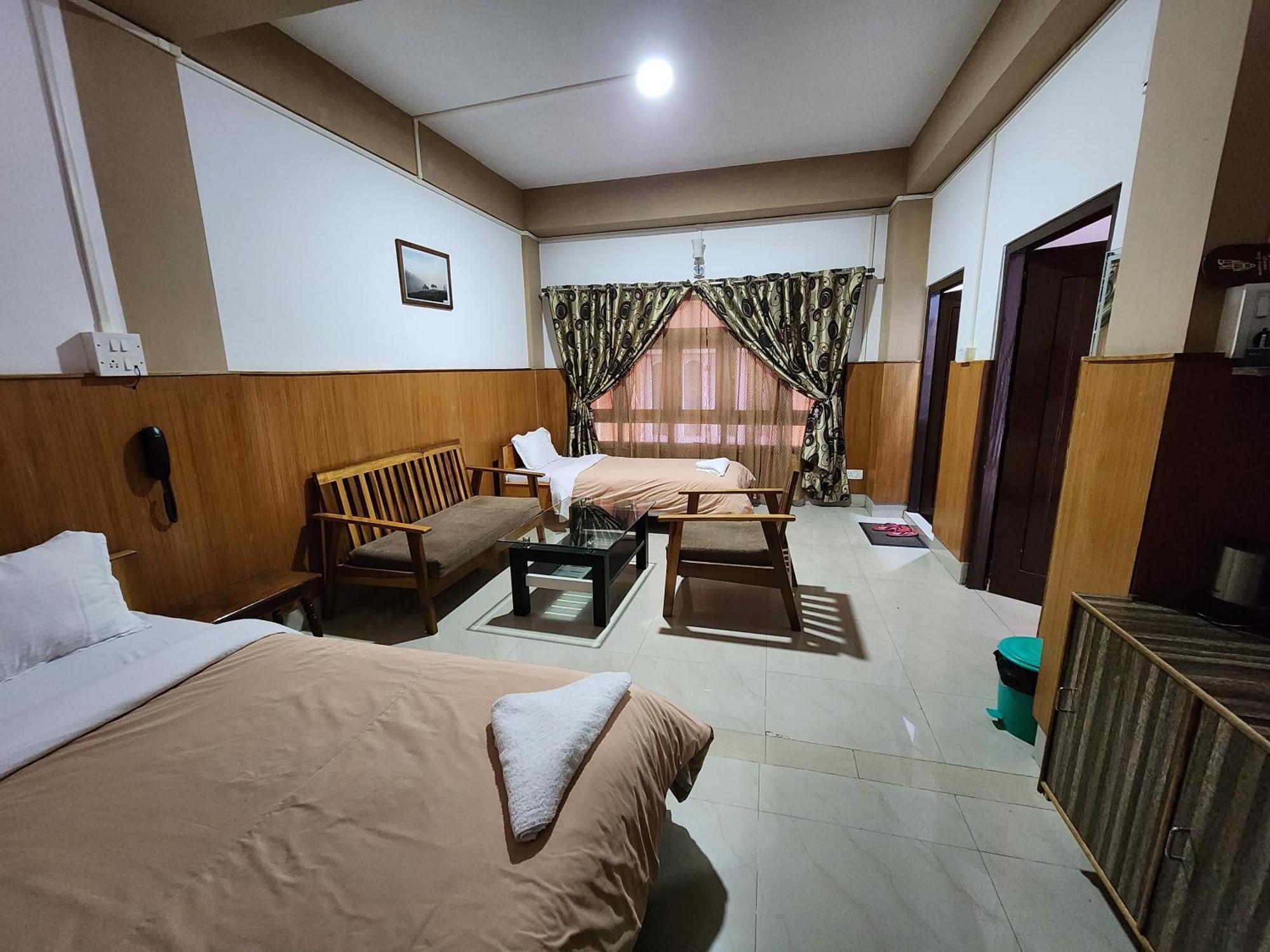 Hotel The Oak Tawang Bagian luar foto